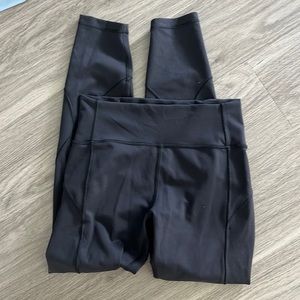 Black Lululemon in movement leggings 7/8 length size 6